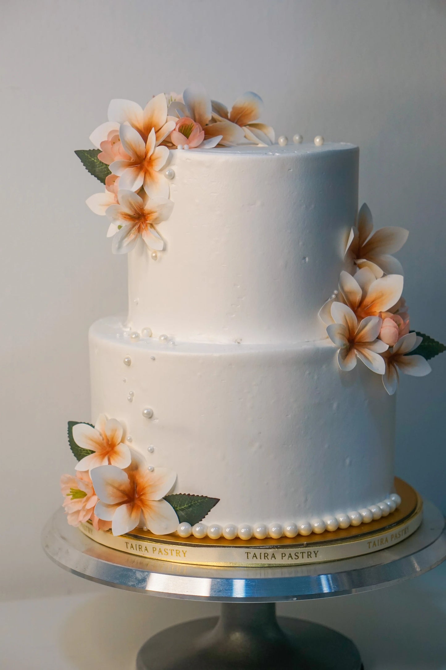 Stylish Floral Pearl Cake