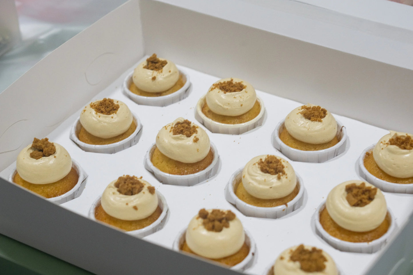 Mini Cupcakes (Box of 12)