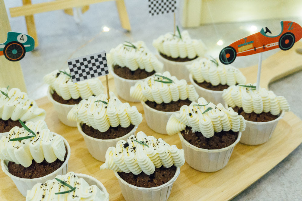 Vintage White Cupcakes (Box of 12)